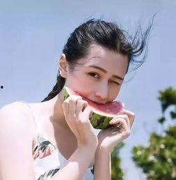 搞笑娱乐吃瓜少女图片,带你领略欢乐瞬间